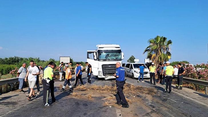 Kazaya karışan minibüsteki turistler, havalimanına gitmek için çevredekilerden yardım istedi
