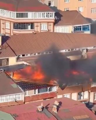 İstanbul - Sultangazi’de 5 katlı binanın çatısı alev alev yandı