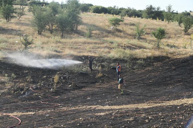 Kula'da, tarım arazilerinde 2 farklı bölgedeki yangın söndürüldü