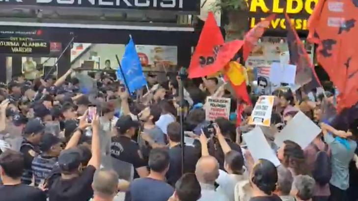 Ankara'da izinsiz Filistin gösterisinde polise saldıran gruba müdahale; 6 gözaltı