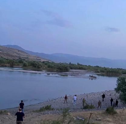 Murat Nehri'ne girip kayboldu