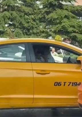 Trafikte tartıştığı taksi şoförünü yumrukladı; o anlar kamerada