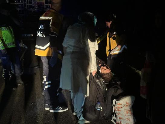 Bolu'da yolcu minibüsü, kamyona çarptı; 16 yaralı