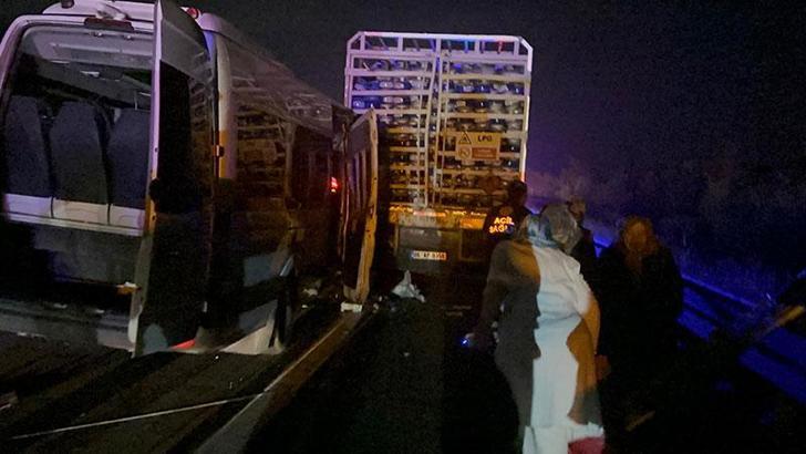 Bolu'da yolcu minibüsü, kamyona çarptı; 16 yaralı