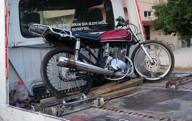 Polisi görünce motosikleti bırakıp kaçtı