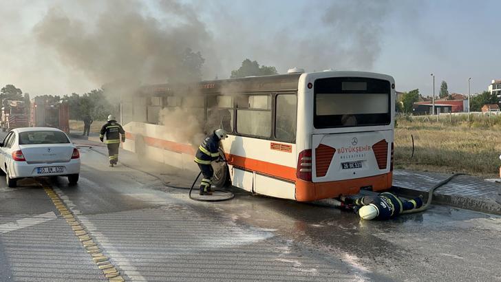 Körüğü patlayan belediye otobüsü alev aldı