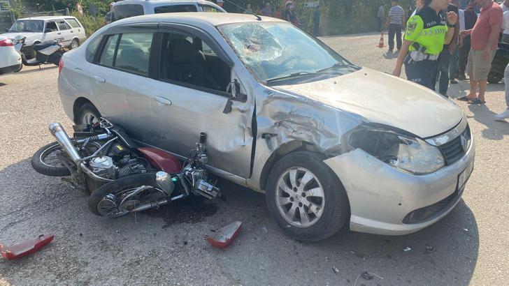 Otomobile çarpan motosikletteki 2 arkadaş ağır yaralandı