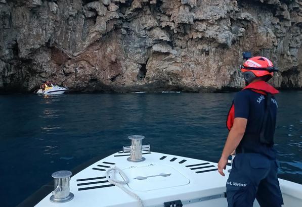 Arızalanan teknedeki 3 kişi kurtarıldı