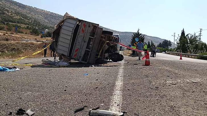 Adıyaman'da kamyonet ile otomobil çarpıştı: 1 ölü, 5 yaralı