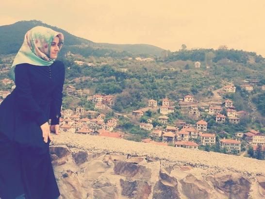 Traktör, dere yatağına devrildi; 2 çocuk annesi öldü