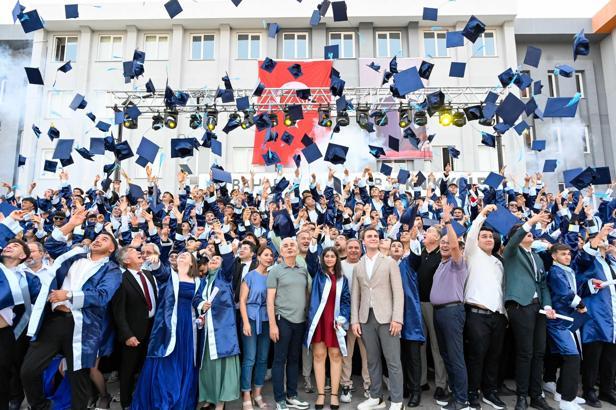 Ali Bahar AOSB Teknik Koleji'nde ilk mezuniyet coşkusu; 254 öğrenci kep attı