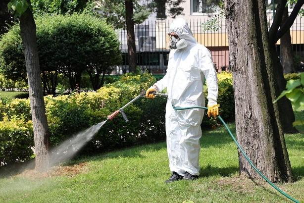 Bağcılar’da parklar ve yeşil alanlar ilaçlanıyor