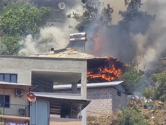 Feke de ev yangını