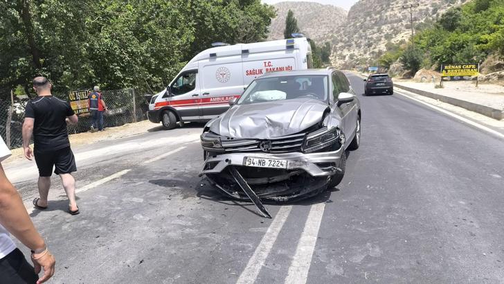 Nusaybin’de hafif ticari araçla otomobil çarpıştı: 3’ü çocuk 6 yaralı