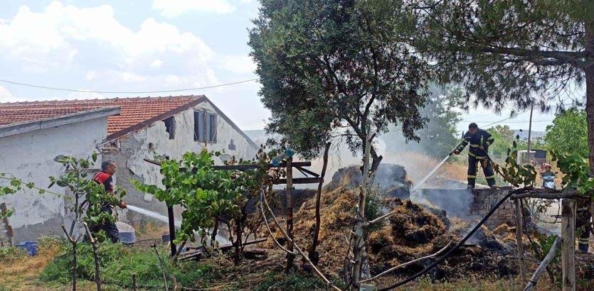 Yangında 1 ton saman zarar gördü