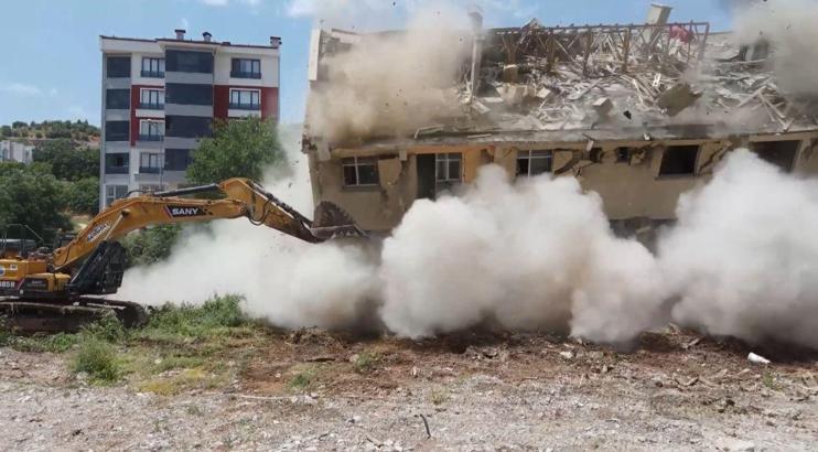 Tunceli'de hasarlı yapılar yıkılıyor
