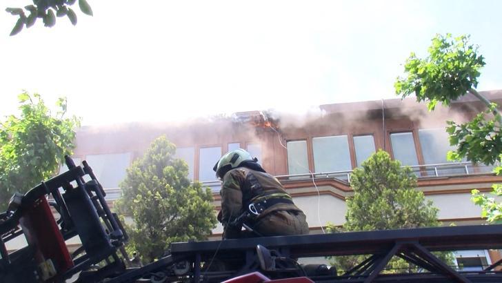 İstanbul- Bakırköy'de 3 katlı apartmanda çıkan yangın söndürüldü