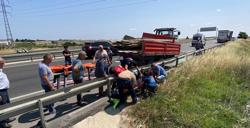 TIR, traktör çarpıştı; 2 yaralı