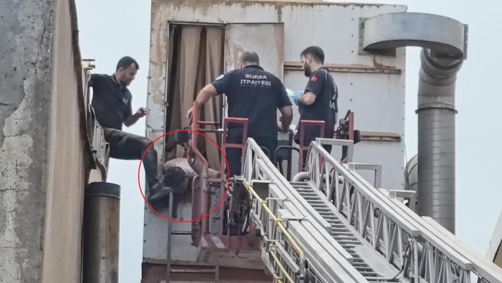 Temizlemeye girdiği talaş emme makinesine sıkışan işçiyi itfaiye kurtardı