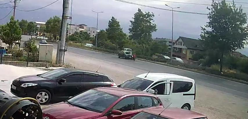 Yoldan karşıya geçerken otomobil çarptı; kaza kamerada