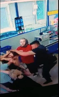 Marketteki kasa sırası tartışmasında 3 kişiyi darbetti; o anlar kamerada