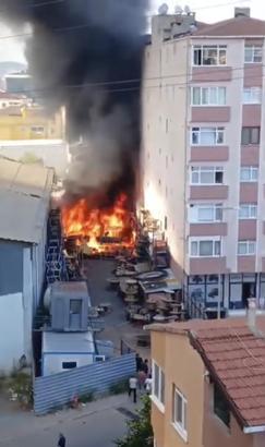 İstanbul- Ataşehir'de iş yerinin deposunda çıkan yangın söndürüldü
