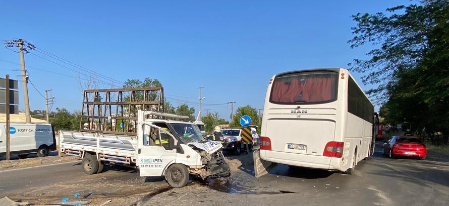 Yolcu otobüsü ile kamyonet çarpıştı; 2 yaralı