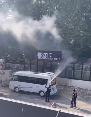 Yangın söndürme çalışmalarına polisler de hortumla müdahale etti