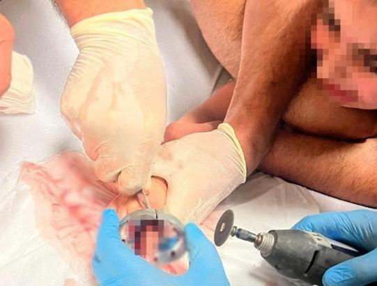 Parmağını musluk aynasına sıkıştıran 5 yaşındaki çocuğu itfaiye kurtardı