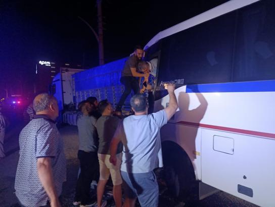 İşçi servis minibüsü, park halindeki TIR’a çarptı: 5’i ağır, 20 yaralı