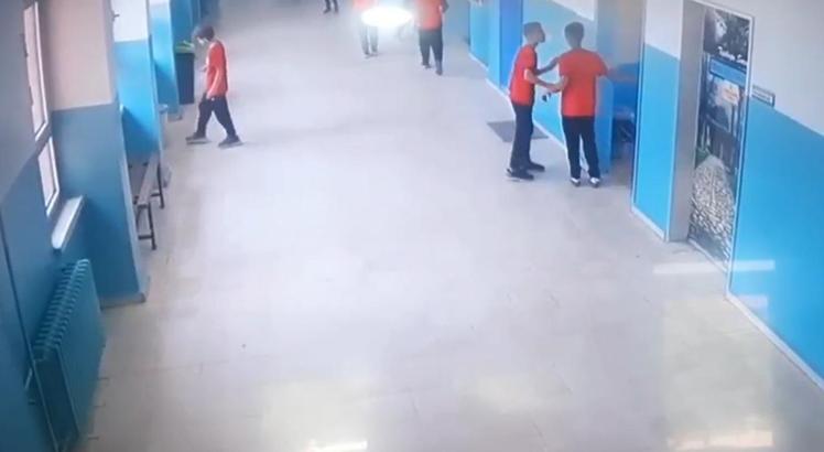 Okul koridorundaki çöpü kutuya atarken görüntülenen öğrenciye tablet hediyesi