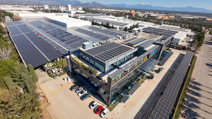 Bu fabrikaların çatıları elektrik üretiyor