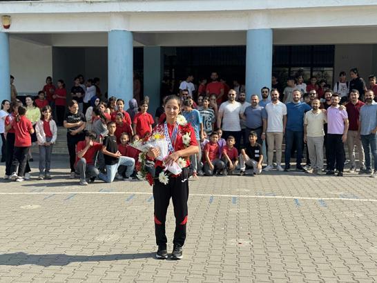 Bilek güreşinde Avrupa Şampiyonu olan 14 yaşındaki Nehir Özcan, okulunda coşkuyla karşılandı