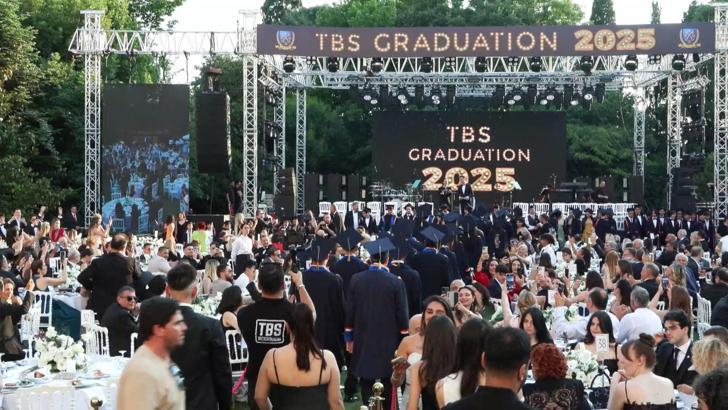 Tarabya İngiliz Okulları’nda mezuniyet coşkusu; Sertab Erener sahne aldı