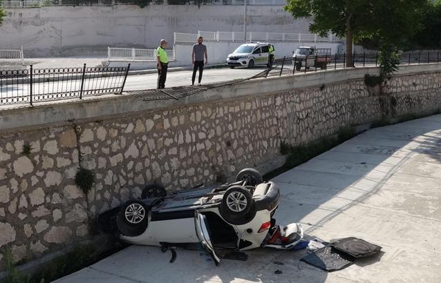 Dere yatağına düşen otomobilde anne oğul yaralandı