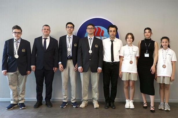 Özel Ege Lisesi'nden 3 Türkiye derecesi