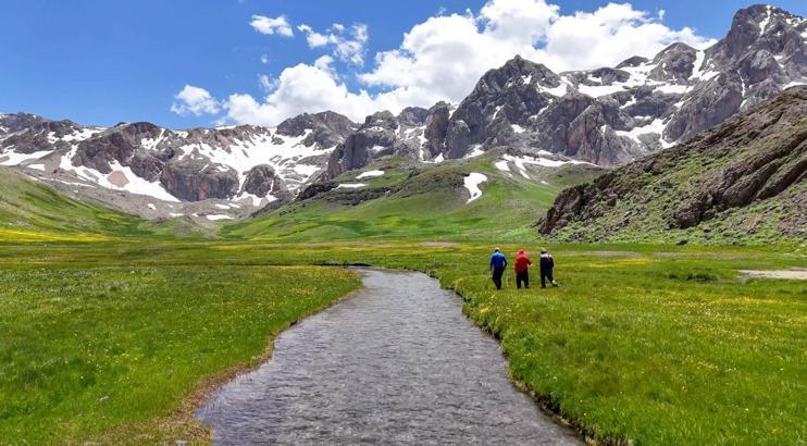 Rengarenk çiçeklerin karla buluştuğu nokta; Sohmarik Yaylası