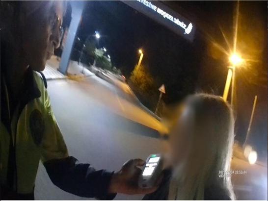 Ehliyetine 2043 yılına kadar el konulan sürücü, direksiyon başından canlı yayın yaptı