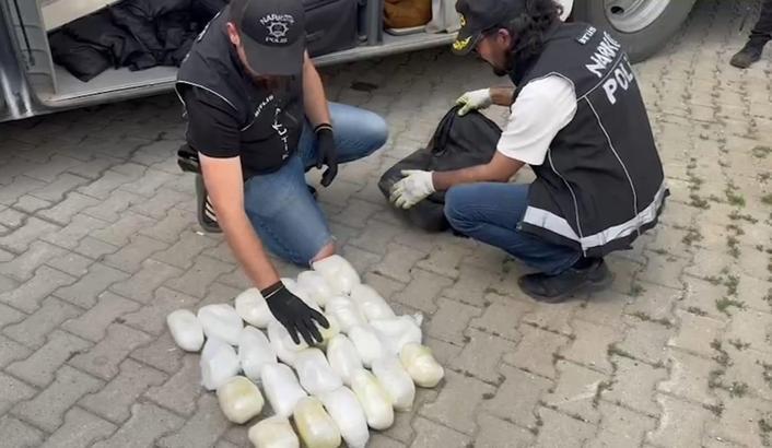 Yolcu valizinden 13 kilo metamfetamin çıktı