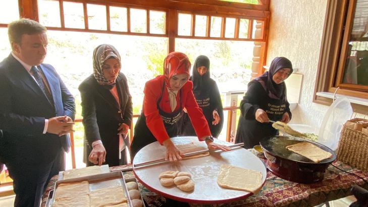 Bakan Göktaş, kadın kooperatifinde hamur açtı