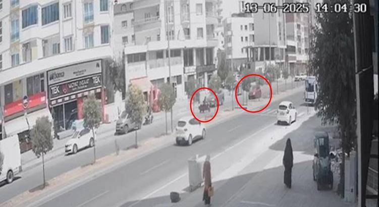 Otomobil, yaya geçidinden geçen motosiklete çarptı; kaza kamerada