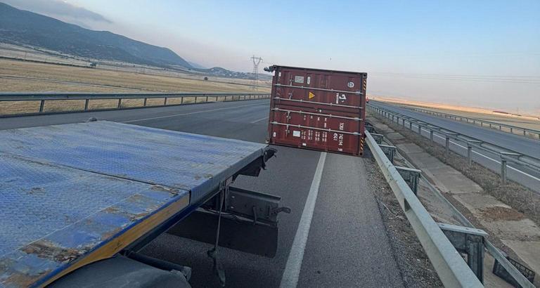 TIR'ın dorsesindeki konteyner, yola devrildi