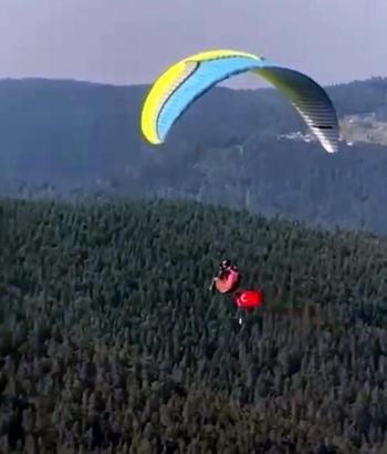 Abant semalarında yamaç paraşütüyle Türk bayrağı açarak jandarmanın kuruluş yıldönümü kutlandı