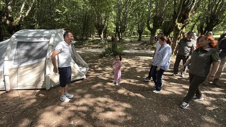 Babalar, çocukları ile çadır kurup kamp yaptı