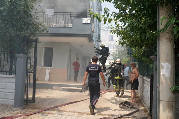 Tartıştığı arkadaşı ile onun ağabeyinin dairelerini ateşe verdi