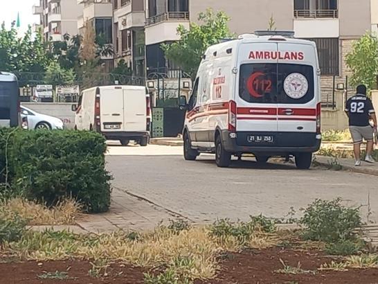 Bodrum kattaki kartonlar yandı, 5 kişi dumandan etkilendi