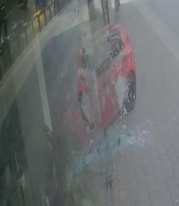 Adana'da otomobil, ayakkabı mağazasına daldı; kaza kamerada