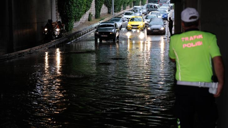 Konya'da sağanak; cadde, sokak ve altgeçitler suyla doldu