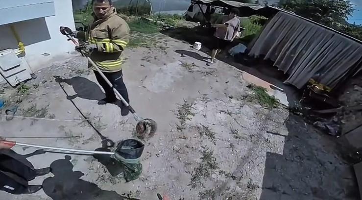 Eve giren engerek yılanı itfaiye ekibi tarafından doğal yaşam alanına bırakıldı