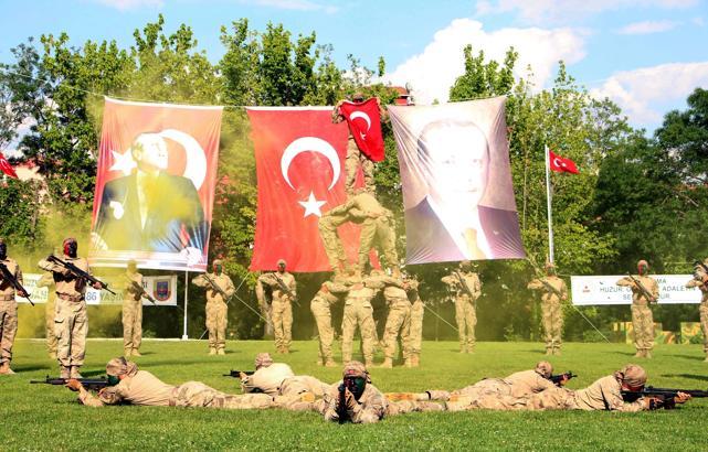 Edirne'de jandarma komandoların gösterisi ilgiyle izlendi